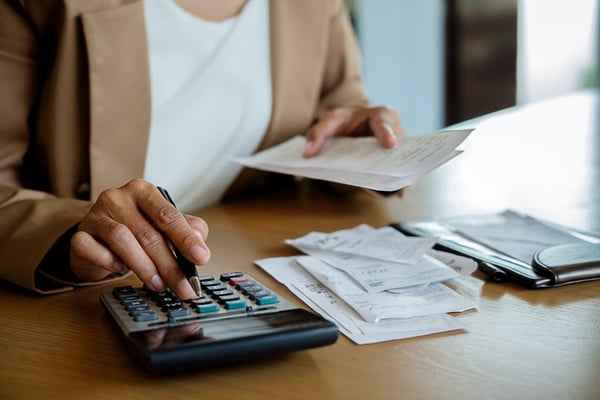 secao-media-de-uma-mulher-de-negocios-usando-uma-calculadora